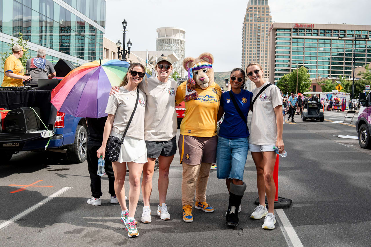 060224_PrideParade_-5-(1)